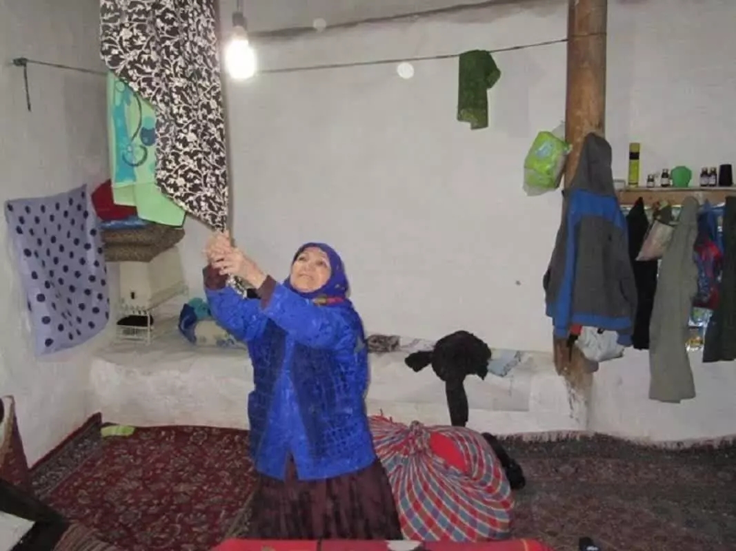 مراسم شال اندازی برای گرفتن هدیه