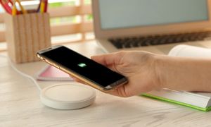 5 شارژر بی سیم پرفروش با قیمت زیر 2 میلیون تومان