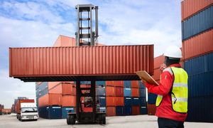 ترخیص کار گمرک چه خدماتی ارائه می‌دهد؟