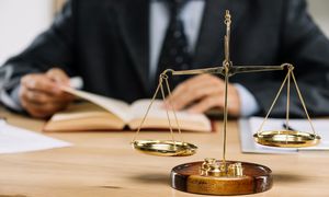 وکیل تخلفات اداری و وکیل ارث و میراث هر کدام چه کارکردهایی دارند؟