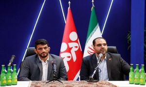 همکاری قهرمان کشتی جهان با یک کارخانه نوشیدنی