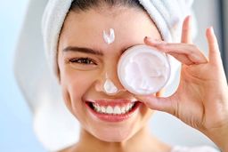 ۵ کرم مرطوب کننده پرفروش برای  پوست حساس + قیمت