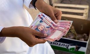 بررسی عوامل موثر بر نرخ تبدیل حواله ریال عمان