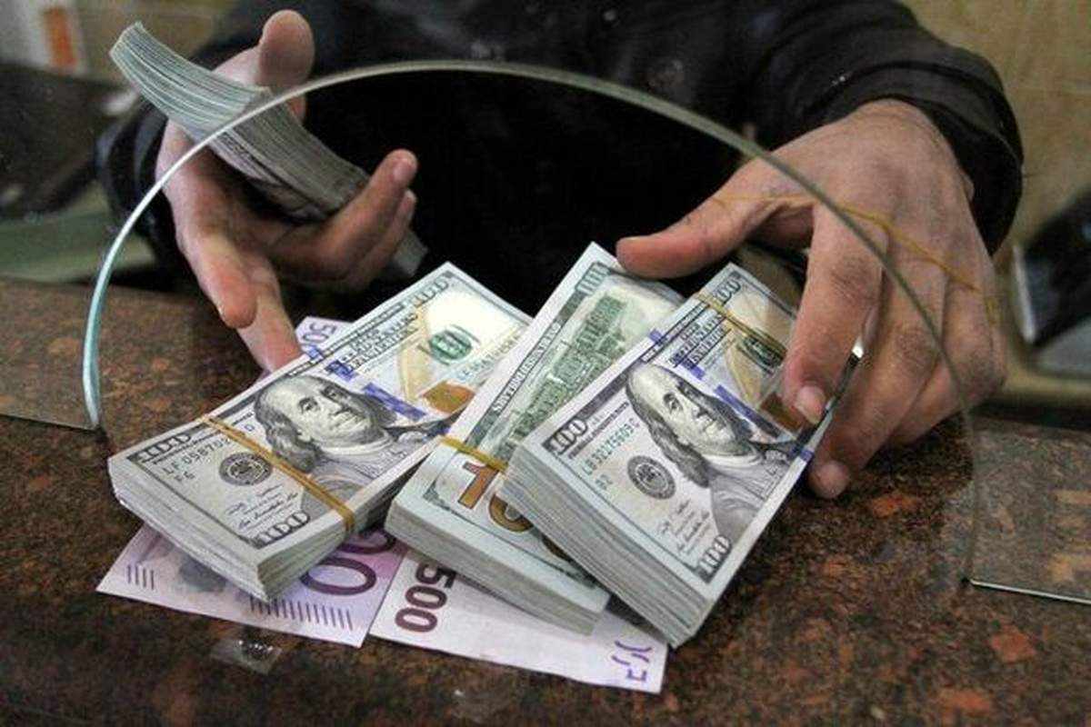 دلالان قیمت دلار را به بالای ۲۵ هزار تومان میکشند؟